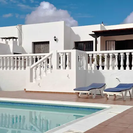With Private Pools - Just 7 Min Walk From Beach, Bars & Dining Villa Playa Blanca (Lanzarote)