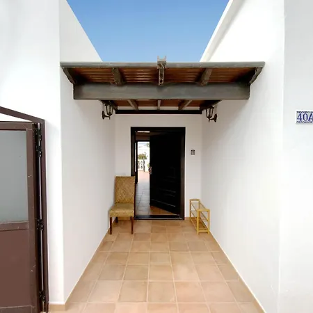 Villa With Private Pools - Just 7 Min Walk From Beach, Bars & Dining Playa Blanca (Lanzarote)