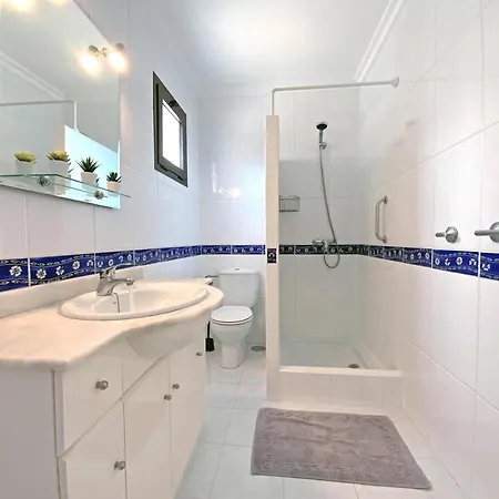 With Private Pools - Just 7 Min Walk From Beach, Bars & Dining Вилла Коста Бланка